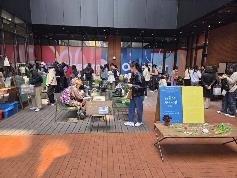 [밀양=뉴시스] 4월 초에 열린 마르쉐 채소시장. (사진=밀양시 제공) 2025.04.24. photo@newsis.com *재판매 및 DB 금지