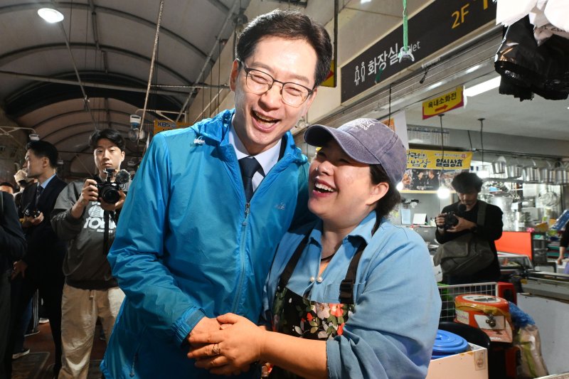 [광주=뉴시스] 이영주 기자 = 김경수 제21대 대통령 선거 더불어민주당 경선 후보가 22일 오전 광주 서구 양동시장을 찾아 한 어물전 상인과 기념사진을 촬영하고 있다. 2025.04.22. leeyj2578@newsis.com