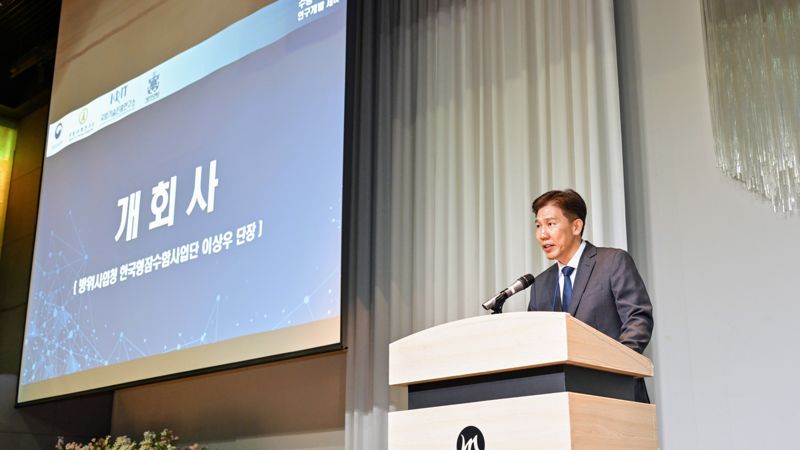 24일 창원 그랜드머큐어 앰버서더 호텔에서 개최된 'K-잠수함 Global Top-Tier 수중 핵심기술 연구개발 세미나'에서 이상우 방위사업청 한국형잠수함사업단장의 개회사를 하고 있다. 방사청 제공