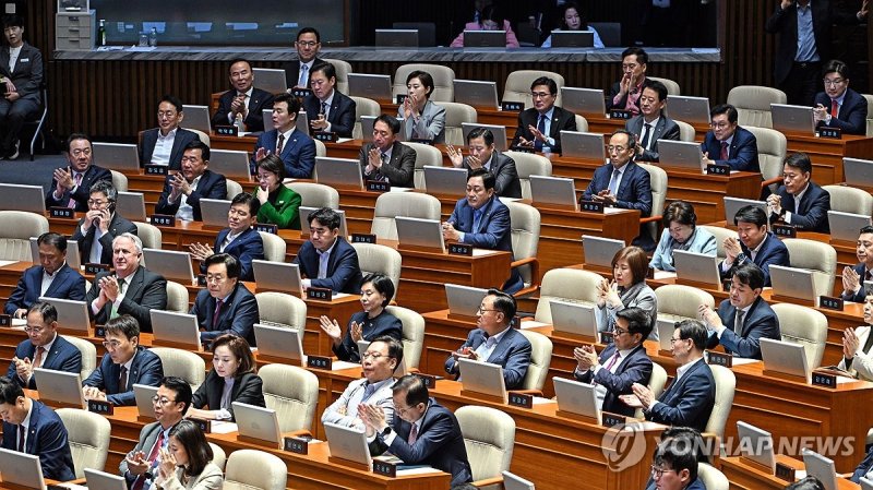 박수치는 국민의힘 의원들 (출처=연합뉴스)