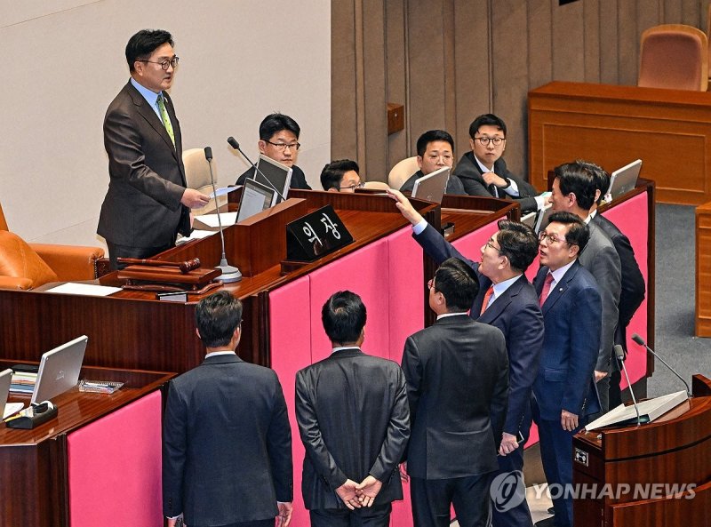 국회의장 발언에 항의하는 권성동 원내대표 (출처=연합뉴스)