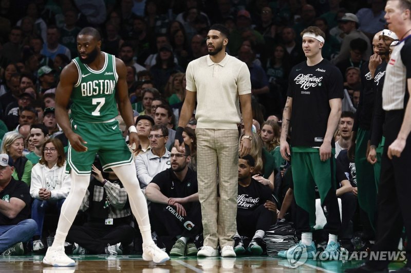 동료들 경기 지켜보는 테이텀 (출처=연합뉴스)