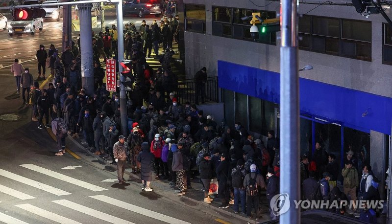 건설업 한파, 일감 기다리는 일용직 구직자들로 가득찬 인도 (출처=연합뉴스)