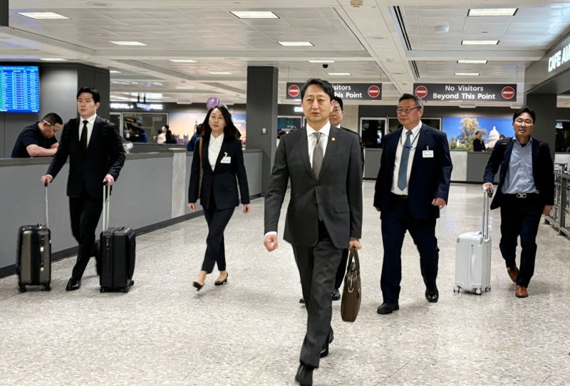 [워싱턴=뉴시스] 이윤희 특파원 = 안덕근 산업통상자원부 장관이 23일(현지 시간) 미국 워싱턴DC 인근 덜레스국제공항에 도착하고 있다. 안 장관은 이날부터 사흘간 미국에 머무르며 관세 관련 협의를 진행할 예정이다. 2025.04.24. sympathy@newsis.com
