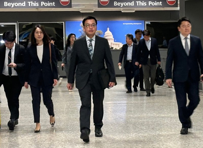 [워싱턴=뉴시스] 이윤희 특파원 = 최상목 경제부총리 겸 기획재정부 장관이 도널드 트럼프 미국 행정부와 관세 문제를 논의하기 위해 22일(현지 시간) 워싱턴DC 인근 덜레스국제공항에 도착하고 있다. 2025.04.23. sympathy@newsis.com