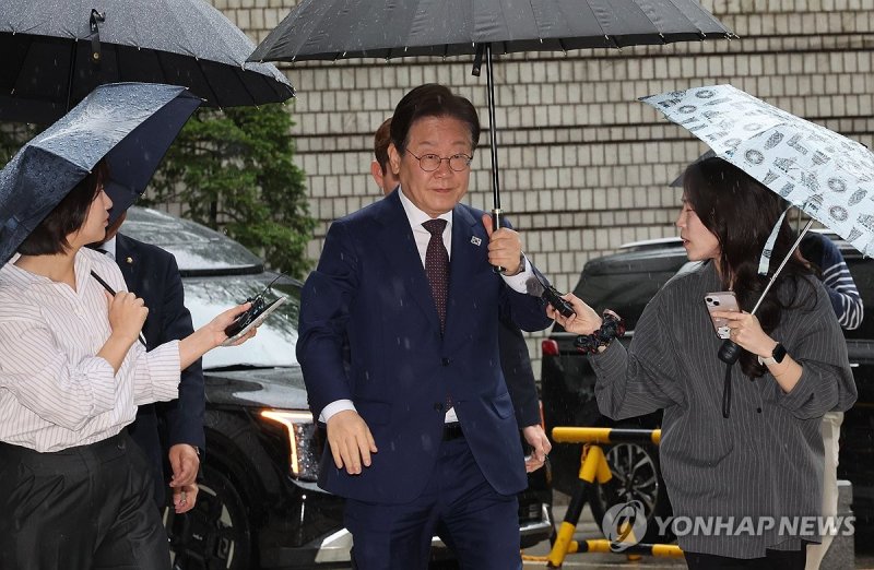 '대장동 배임·성남FC 뇌물' 공판 출석하는 이재명 후보 (출처=연합뉴스)