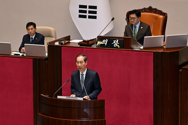 한덕수 대통령 권한대행 국무총리가 24일 서울 여의도 국회에서 열린 제424회 국회(임시회) 제6차 본회의에서 2025년도 제1회 추가경정예산안에 대한 정부의 시정연설을 하고 있다. 뉴시스