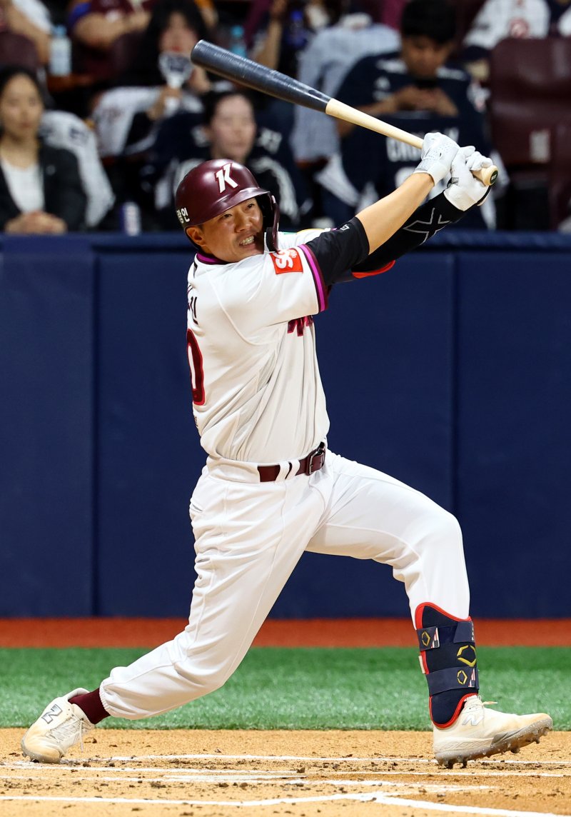 [서울=뉴시스] 박주성 기자 = 22일 오후 서울 구로구 고척스카이돔에서 열린 프로야구 2025 KBO리그 두산 베어스 대 키움 히어로즈의 경기, 2회말 1아웃 주자 1, 2루에서 키움 오선진이 1타점 적시타를 치고 있다. 2025.04.22. park7691@newsis.com