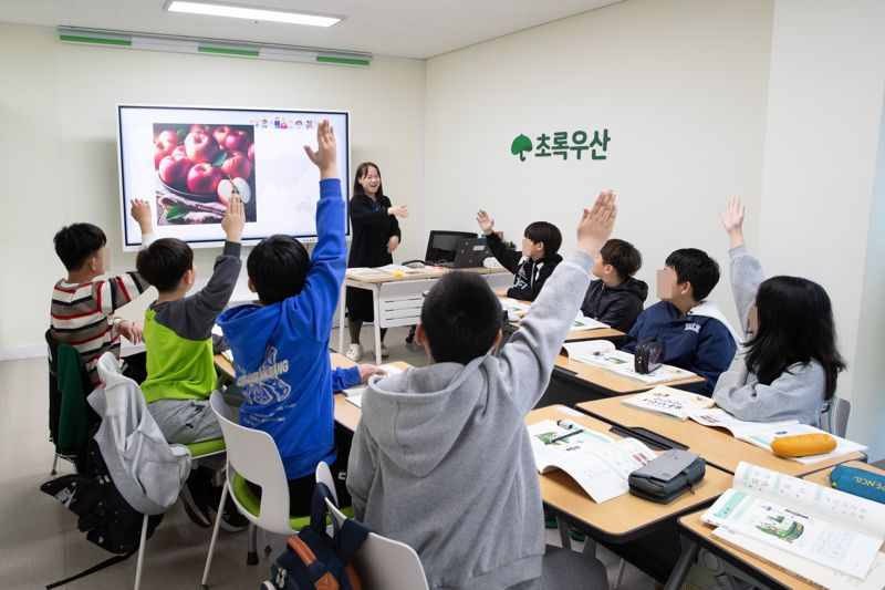 "우린 모두 대한민국 N년차"..이주배경 아동 진짜 성장 돕는 '초록우산'
