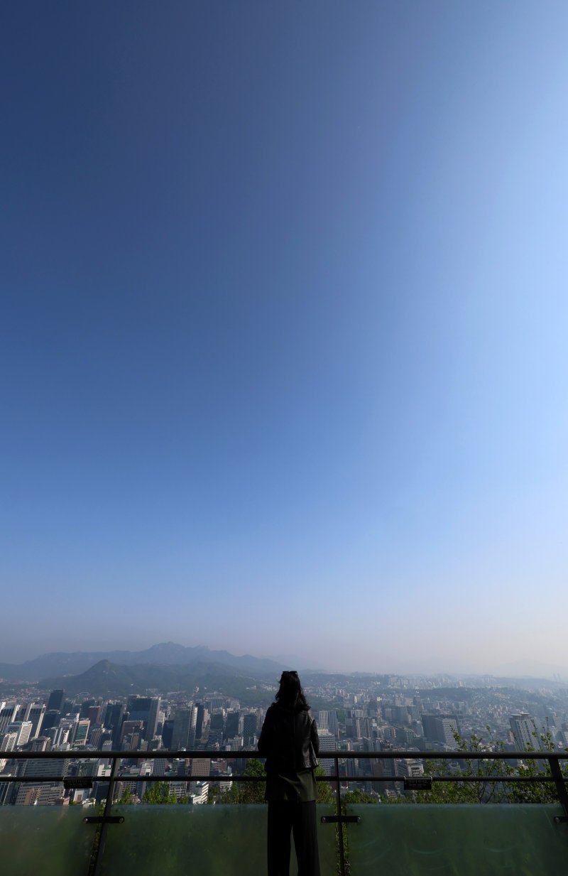 [서울=뉴시스] 이영환 기자 = 전국적으로 맑은 날씨를 보인 24일 오전 서울 용산구 남산공원을 찾은 시민이 풍경을 감상하고 있다. 2025.04.24. 20hwan@newsis.com