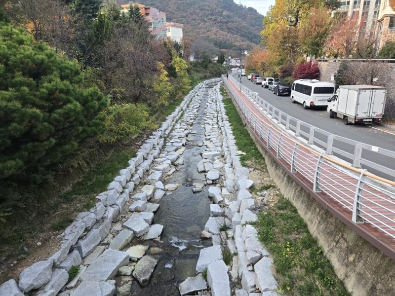 [창원=뉴시스] 강경국 기자 = 지난해 생태하천 복원 사업을 끝낸 경남 창원시 성산구 신촌로 양곡천. (사진=창원시청 제공). 2025.04.24. photo@newsis.com *재판매 및 DB 금지