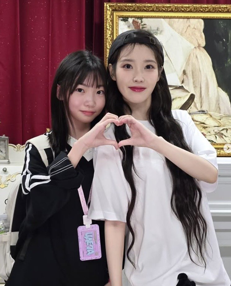 '미담왕' 아이유, 소속사 없는 '폭싹' 아역 위해 드레스숍 간 사연 [N이슈]