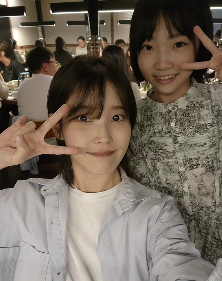 '미담왕' 아이유, 소속사 없는 '폭싹' 아역 위해 드레스숍 간 사연 [N이슈]