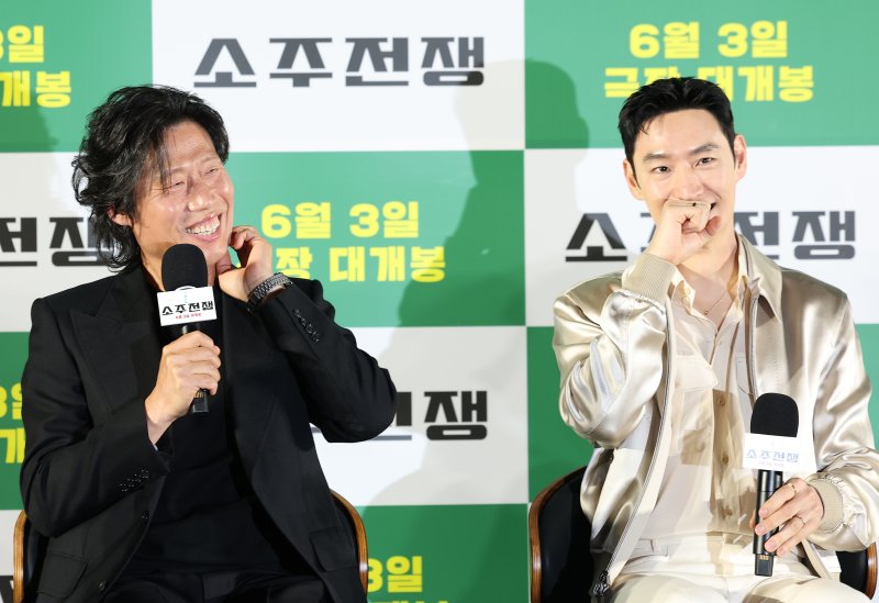 배우 유해진과 이제훈(오른쪽)이 24일 오전 서울 강남구 삼성동 메가박스 코엑스점에서 열린 영화 '소주전쟁' 제작보고회에 참석해 미소를 짓고 있다. 영화 ‘소주전쟁’은 1997년 IMF 외환위기, 소주 회사가 곧 인생인 재무이사 종록과 오로지 성과만 추구하는 글로벌 투자사 직원 인범이 대한민국 국민 소주의 운명을 걸고 맞서는 이야기를 그린다. 2025.4.24/뉴스1 ⓒ News1 권현진 기자
