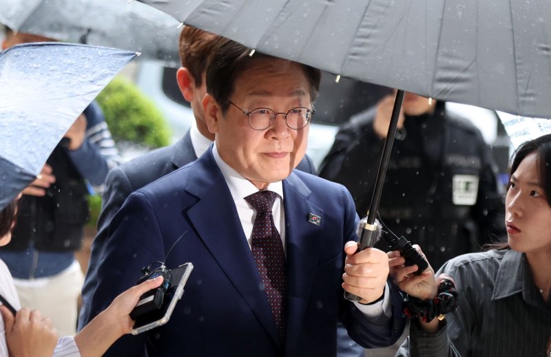 [서울=뉴시스] 김선웅 기자 = 이재명 제21대 대통령 선거 더불어민주당 경선 후보가 지난 22일 서울 서초구 서울 서초구 서울중앙지법에서 열린 대장동 배임 및 성남FC 뇌물 의혹 사건 75차 공판에 출석하고 있다. 2025.04.22. mangusta@newsis.com