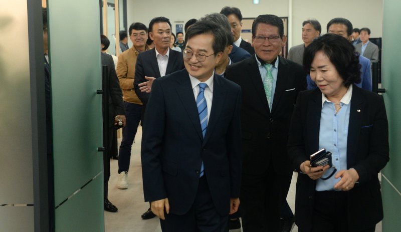 김동연(가운데) 제21대 대통령 선거 더불어민주당 경선 후보가 24일 전북 전주시 더불어민주당 전북특별자치도당에서 열린 간담회에 참석하기 위해 장내로 들어서고 있다. 사진=뉴시스