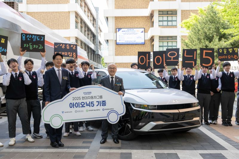 이혁노 현대차그룹 상무, 설세훈 서울시교육청 부교육감(왼쪽부터)이 24일 서울 용산철도고에서 진행된 '서울시 특성화고 자동차과 학생들을 위한 실습용 전기차 전달식'에서 기념 사진을 찍고 있다. 현대차그룹 제공