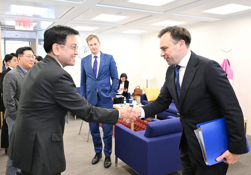 [서울=뉴시스] 추상철 기자 = 한-미 통상협의(Trade Consultation)와 주요 20개국(G20) 재무장관회의 및 국제통화금융위원회(IMFC)'에 참석차 미국 워성턴D.C.를 방문중인 최상목 부총리 겸 기획재정부 장관이 22일(현지 시간) 국제통화기금(IMF)에서 안제이 도만스키 폴란드 재무장관과 양자면담에 앞서 악수를 하고 있다. (사진= 기획재정부 제공) 2025.04.23. photo@newsis.com *재판매 및 DB 금지