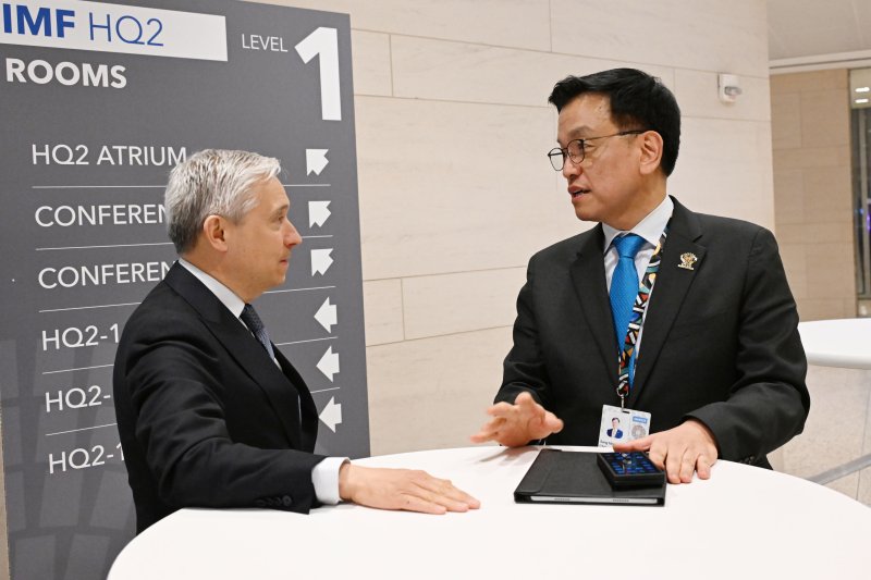 한-미 통상협의(Trade Consultation)와 주요 20개국(G20) 재무장관회의 및 국제통화금융위원회(IMFC)'에 참석하기 위해 미국 워성턴D.C.를 방문중인 최상목 부총리 겸 기획재정부 장관이 23일(현지시간) 국제통화기금(IMF)에서 프랑수아 필립 샹파뉴 캐나다 재무장관과 면담하고 있다.(사진 : 기재부 제공) 2025.4.24. *재판매 및 DB 금지