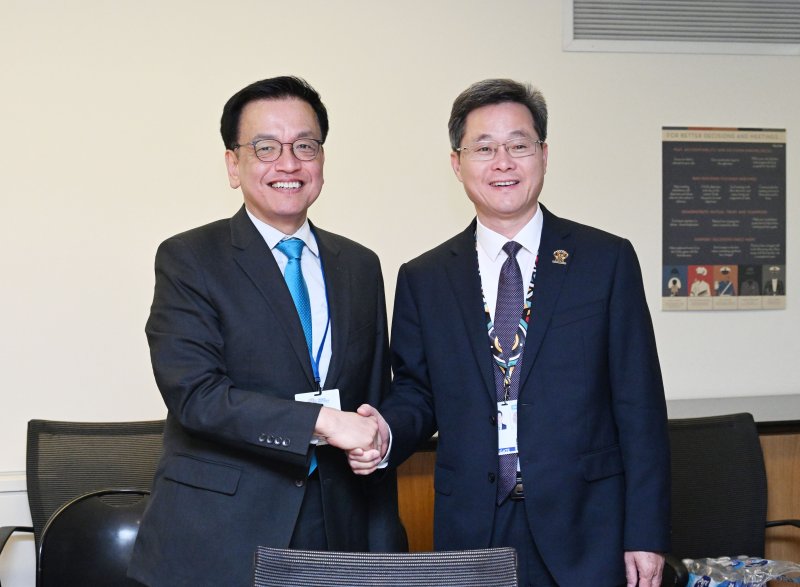 한-미 통상협의(Trade Consultation)와 주요 20개국(G20) 재무장관회의 및 국제통화금융위원회(IMFC)'에 참석하고자 미국 워성턴D.C.를 방문중인 최상목 부총리 겸 기획재정부 장관이 23일(현지시간) 세계은행(WB)에서 란 포안 중국 재무장관과 면담에 기념사진을 찍고 있다,(사진 : 기재부 제공) 2025.4.24. *재판매 및 DB 금지