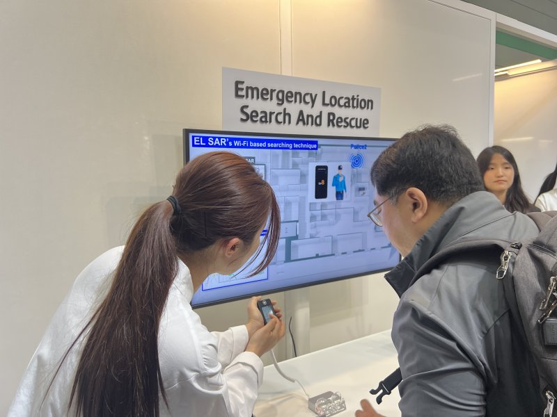 KT가 5G 기반 정밀 측위 기술인 '엘사'(Elsar) 설루션을 관람객에 소개하고 있다. 2025.04.24./뉴스1 ⓒNews1 김정현 기자