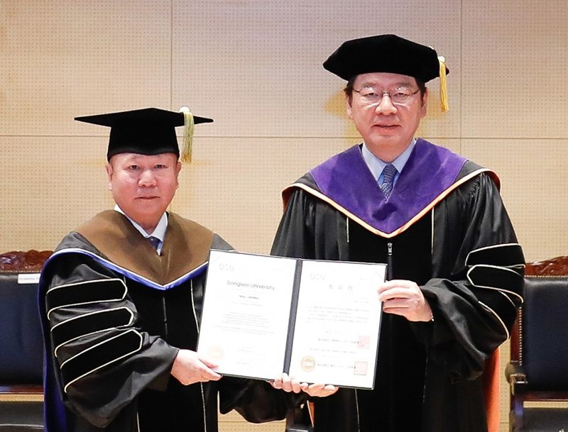 중국 중남재경정법대학교의 양찬밍 전 총장(왼쪽)이 동서대 장제국 총장과 함께 명예 경영학박사 학위 수여식에서 기념사진을 촬영하고 있다. 동서대 제공