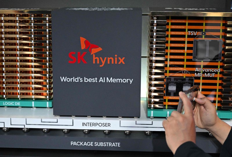 지난 4월 24일 서울 강남구 코엑서에서 열린 '월드 IT 쇼'에서 한 관람객이 SK하이닉스의 고대역폭메모리(HBM) 모형을 촬영하고 있다.AFP연합뉴스