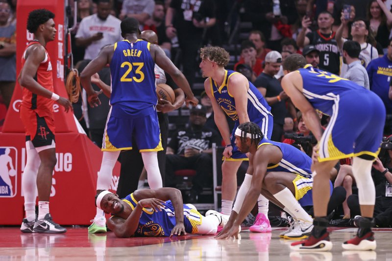 [휴스턴=AP/뉴시스] 미국프로농구(NBA) 골든스테이트 워리어스의 지미 버틀러의 부상 장면. 2025. 4. 23.