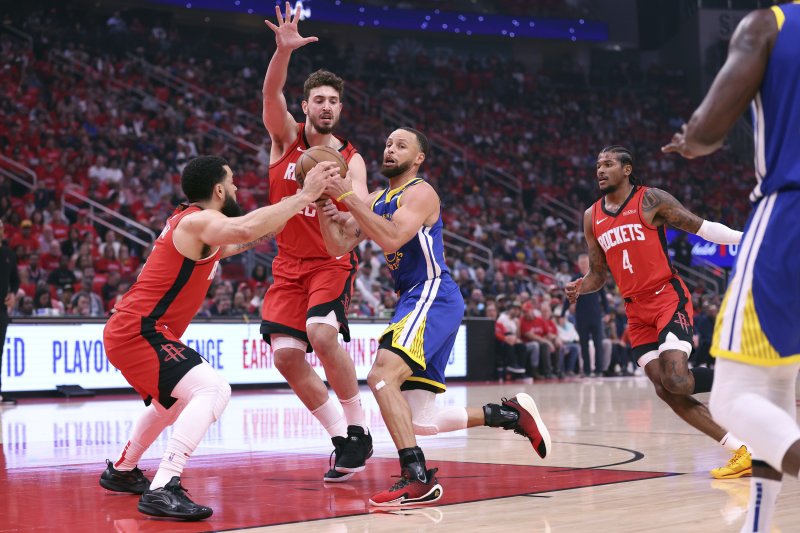[휴스턴=AP/뉴시스] 미국프로농구(NBA) 골든스테이트 워리어스의 스테판 커리(가운데). 2025. 4. 23.