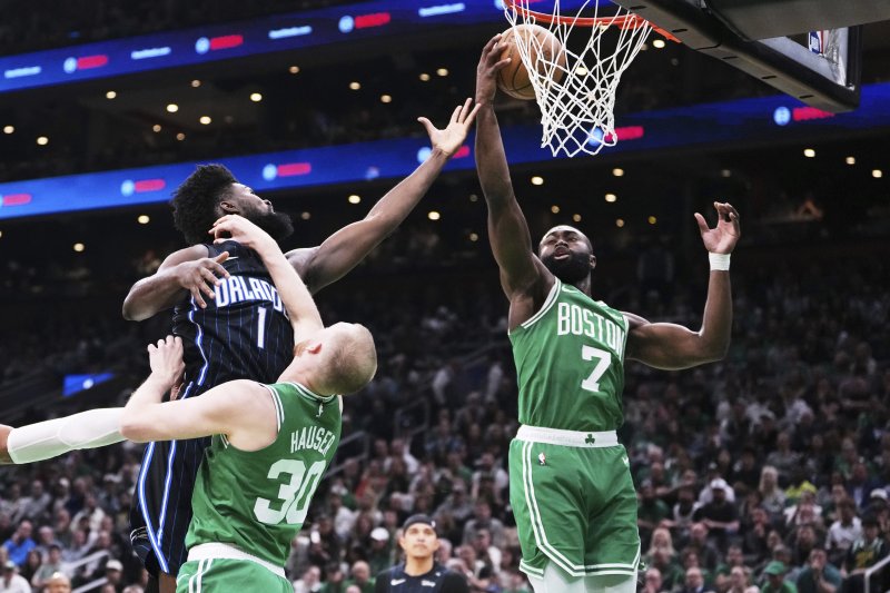 [보스턴=AP/뉴시스] 미국프로농구(NBA) 보스턴 셀틱스의 제일런 브라운(오른쪽). 2025. 4. 23.