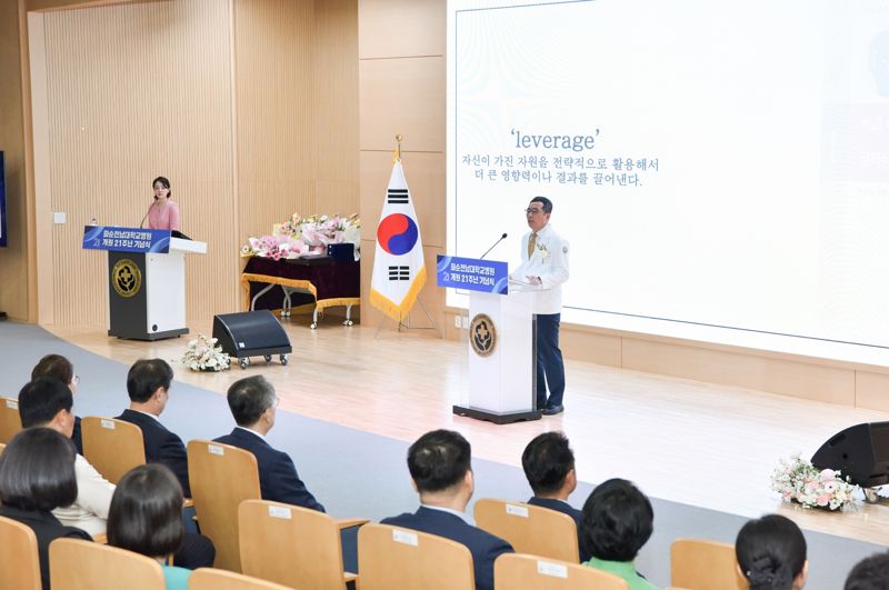 민정준 화순전남대병원장이 24일 병원 미래의료혁신센터 1층 대강당에서 열린 개원 21주년 기념식에서 글로벌 성과를 공유하고 미래 비전을 제시하고 있다. 화순전남대병원 제공