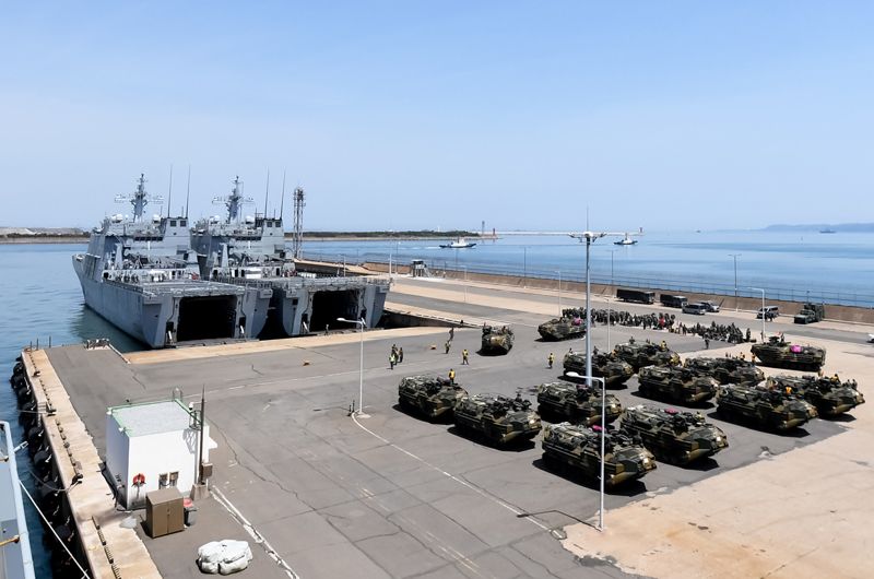 해군·해병대가 합동상륙훈련을 위해 24일 포항 군항에서 천왕봉함과 천자봉함(LST-II, 4,900톤급)에 한국형 상륙돌격장갑차(KAAV) 탑재를 준비하고 있다. 해군 제공