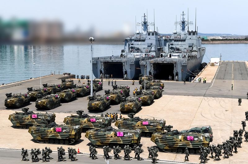 해군·해병대가 합동상륙훈련을 위해 24일 포항 군항에서 천왕봉함과 천자봉함(LST-II, 4,900톤급)에 한국형 상륙돌격장갑차(KAAV)를 탑재하고 병력을 탑승시키고 있다. 해군 제공