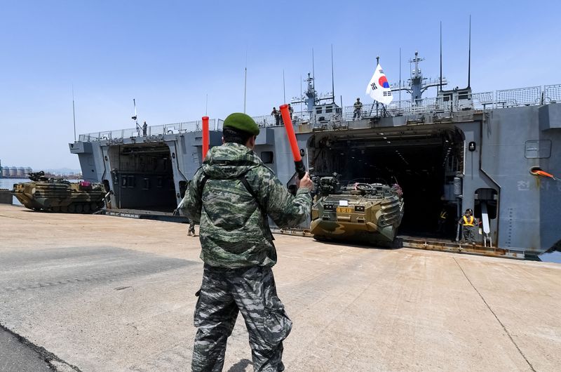 해군·해병대가 합동상륙훈련을 위해 24일 포항 군항에서 천왕봉함과 천자봉함(LST-II, 4,900톤급)에 한국형 상륙돌격장갑차(KAAV)를 탑재하고 있다. 해군 제공