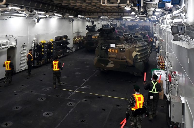 해군·해병대가 합동상륙훈련을 위해 24일 포항 군항에서 천자봉함(LST-II, 4,900톤급)에 한국형 상륙돌격장갑차(KAAV)를 탑재하고 있다. 해군 제공