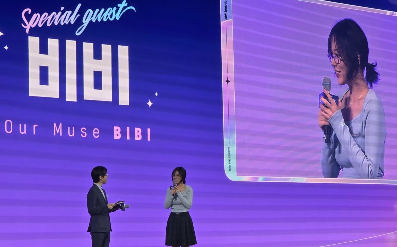 [서울=뉴시스]넷마블이 24일 서울 구로구 지타워 사옥에서 개최한 '세븐나이츠 리버스' 이용자 초청 프리뷰 데이에 게임 공식 모델인 가수 '비비'가 참석해 특별 공연을 선보였다. odong85@newsis.com