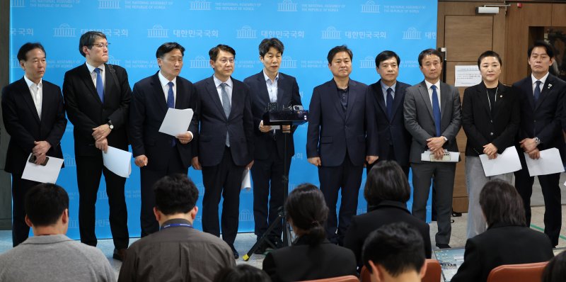 [서울=뉴시스] 조성우 기자 = 김영진(왼쪽 세 번째) 더불어민주당 전(前)정권정치탄압대책위원회 위원장 등 소속 의원들이 24일 오후 서울 여의도 국회 소통관에서 검찰이 문재인 전 대통령을 뇌물 혐의로 기소한 데 대해 규탄 기자회견을 마친 뒤 백브리핑을 하고 있다. 2025.04.24. xconfind@newsis.com