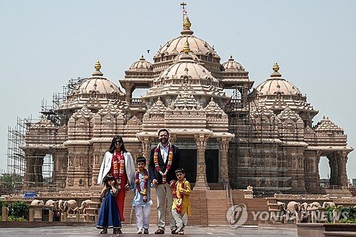 인도 악샤르담 사원을 방문한 밴스 부통령 가족 (출처=연합뉴스)