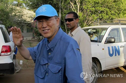 2011년 케냐 다다브 난민캠프를 방문한 반기문 유엔 사무총장 (출처=연합뉴스)