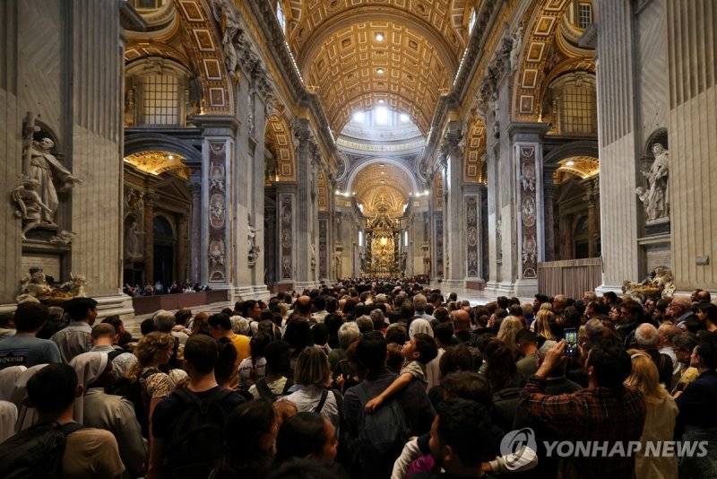 프란치스코 교황 일반인 조문 (출처=연합뉴스)