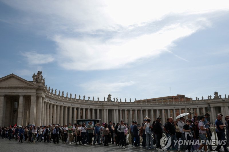 프란치스코 교황 일반인 조문 (출처=연합뉴스)