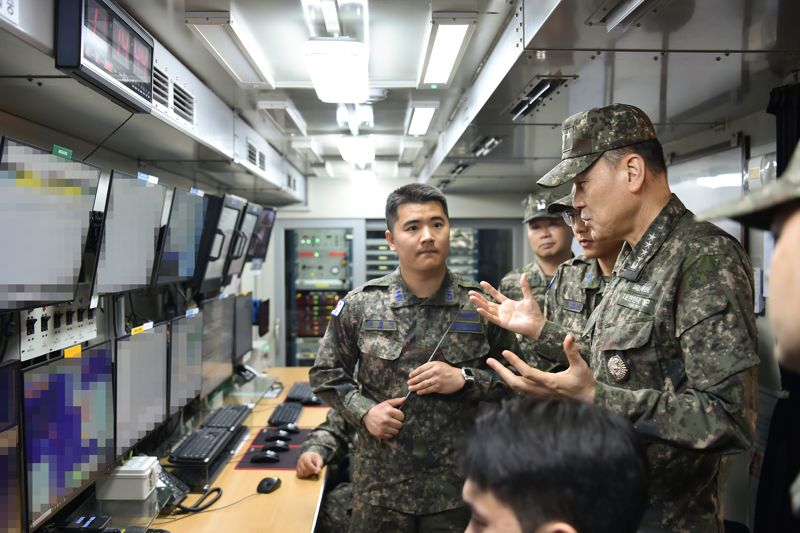24일 김명수 합참의장이 중부지역 미사일우주감시대 통제소에서 작전지도를 하고 있다. 합참 제공
