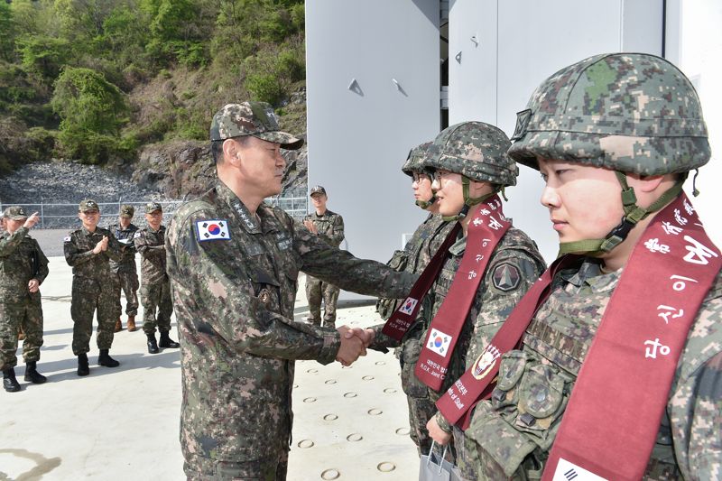 김명수 합참의장이 KTSSM 사격대 장병들을 격려하고 있다. 합참 제공