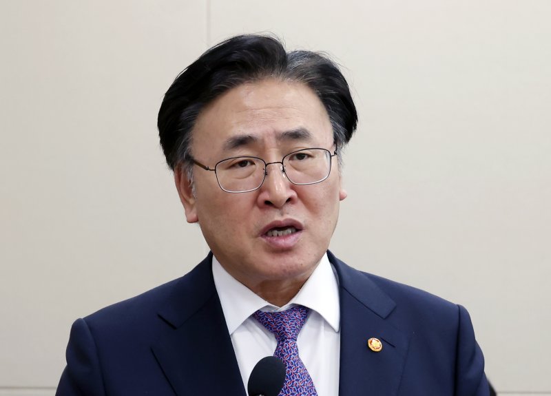 지난 24일 서울 여의도 국회에서 열린 제424회 국회(임시회) 과학기술정보방송통신위원회 전체회의에서 유상임 과학기술정보통신부 장관이 추경 예산 관련 설명을 하고 있다. 뉴시스