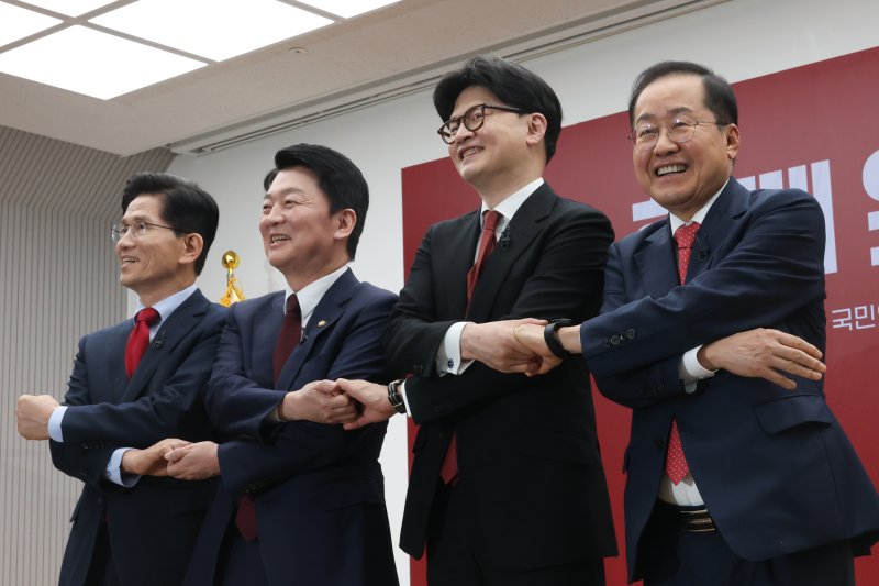 김문수(왼쪽부터), 안철수, 한동훈, 홍준표 국민의힘 대선 경선 후보가 23일 서울 여의도 국민의힘 중앙당사에서 열린 2차 경선 토론회 미디어데이에서 기념촬영을 하고 있다. 2025.4.23/뉴스1 ⓒ News1 국회사진취재단