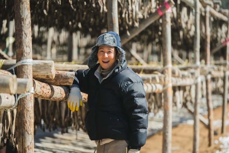 이정재 '월드스타' 내려놓고 '일꾼' 됐다…군밤장수 모자까지