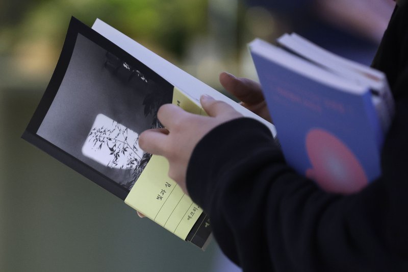 [서울=뉴시스] 최동준 기자 = 24일 서울 종로구 교보문고 광화문점에서 시민이 한강 작가의 신작 산문집 '빛과 실'을 살펴보고 있다. 2025.04.24. photocdj@newsis.com