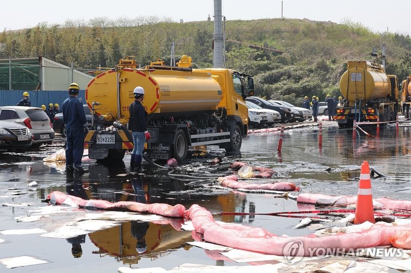 유출 원유 긴급 방제 (출처=연합뉴스)