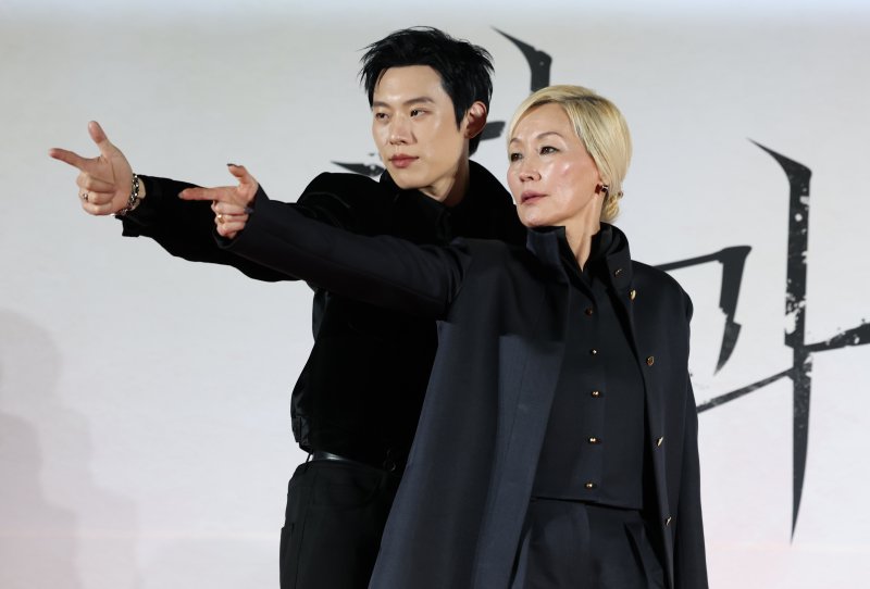 배우 김성철과 이혜영(오른쪽). 뉴스1