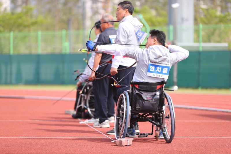 24일 충북 충주시 종합운동장 보조구장에서 열린 충북장애인체전 궁도대회 참가자가 힘차게 활시위를 당기고 있다.(충주시 제공. 재판매 및 DB금지)/뉴스1